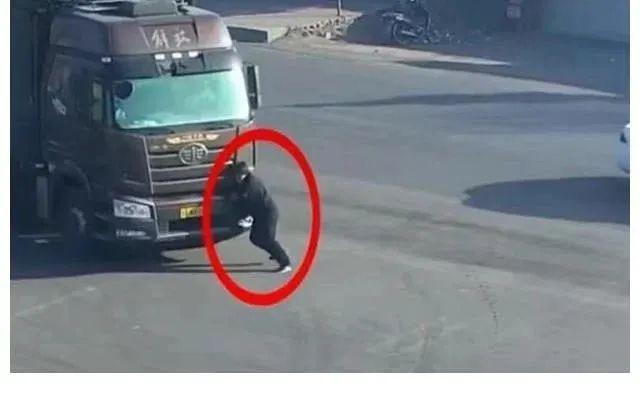 從“保安以身阻貨車(chē)掉頭被碾身亡”事件談執(zhí)勤安全注意事項(xiàng)
